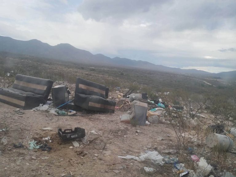 Vuelan desechos del basurero sobre malla perimetral rota