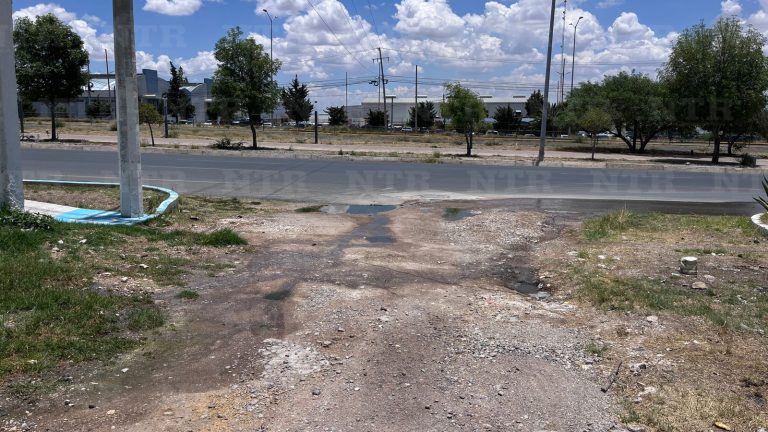 Aguas negras corren por la avenida Plateros