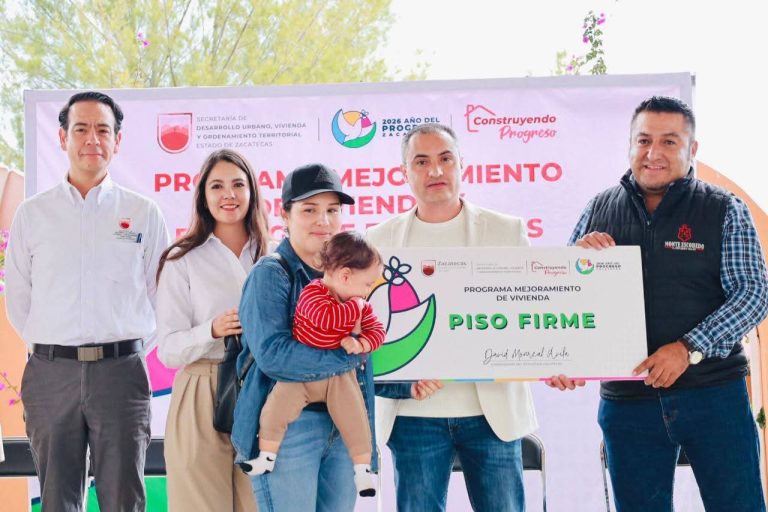Entregan escrituras y mejoramientos de vivienda en Monte Escobedo