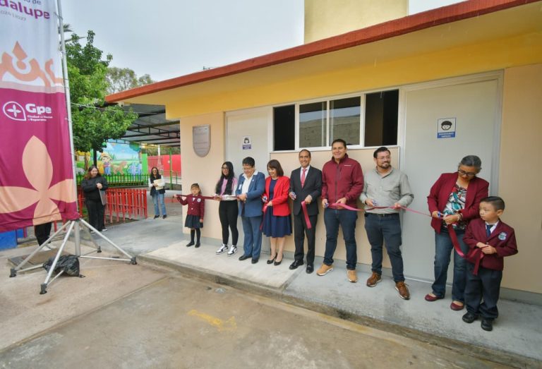 Entregan baños en Jardín de Niños Brígida Alfaro