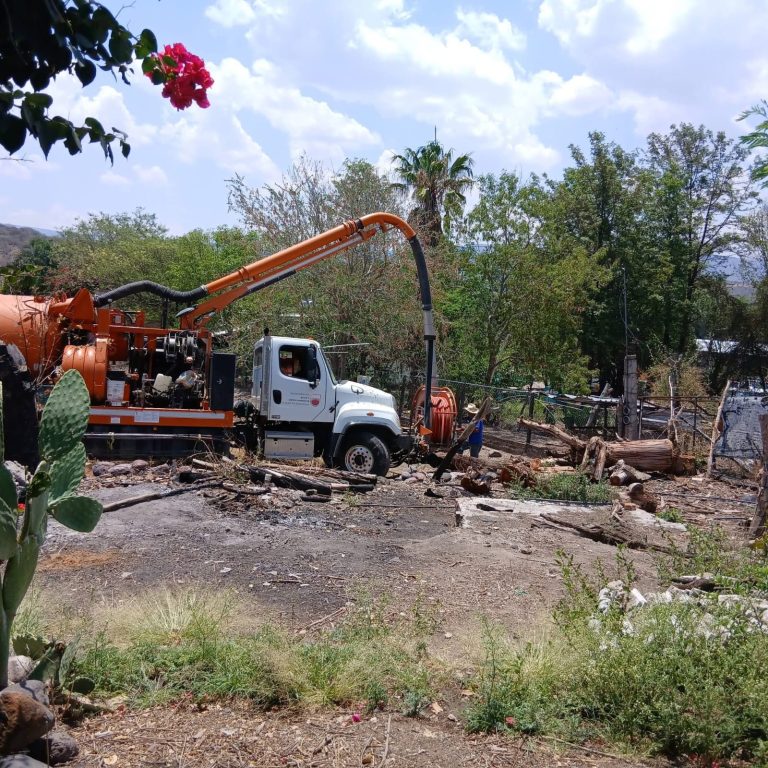 Limpian fosas sépticas en distintas localidades