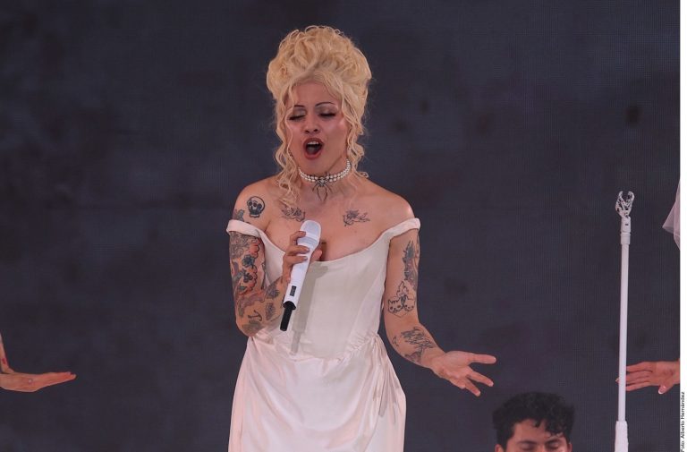 Mon Laferte: hace de su show un teatro