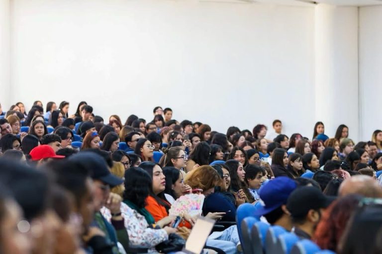 Participan 700 estudiantes en simposio de psicología