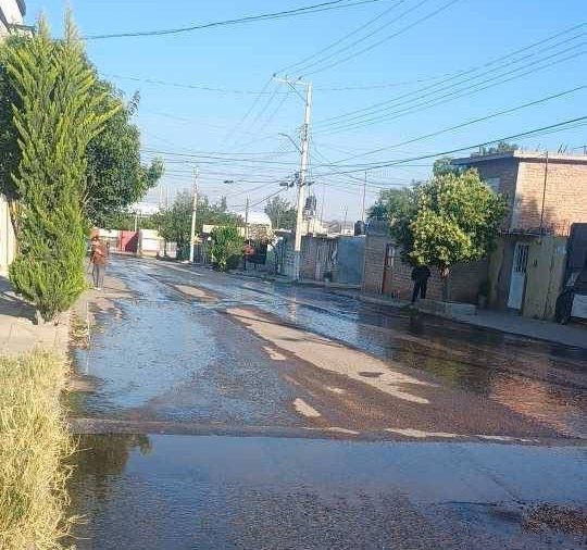 Piden intervención de Siapasf en fuga de agua potable