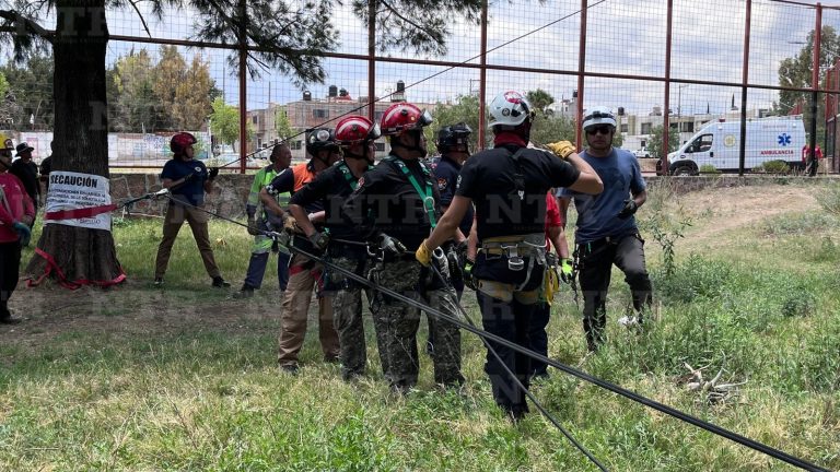 Capacitan a bomberos en rescate con cuerda
