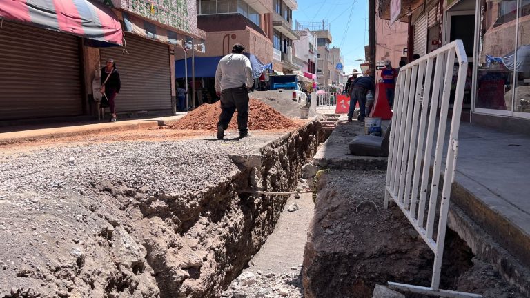 Obra en la Reforma pega en el comercio