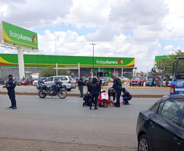 Se atraviesa y lo atropella una motocicleta