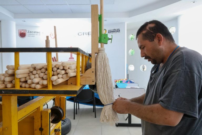 Se autoemplean personas con discapacidad en el CREE