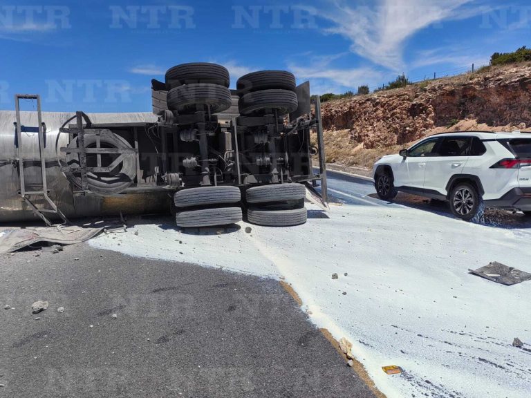 Se vuelca camión cargado con leche; hay un herido