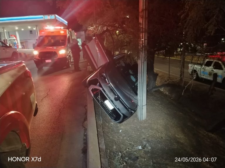 Se vuelca vehículo en carril lateral; no hay lesionados