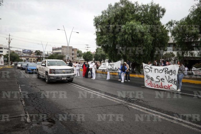 Trabajadores suplentes del ISSSTE bloquean parcialmente el bulevar