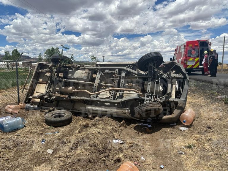 Se vuelca camión de garrafones en carretera
