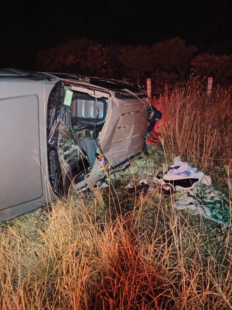 Volcadura en la 45 deja dos personas lesionadas