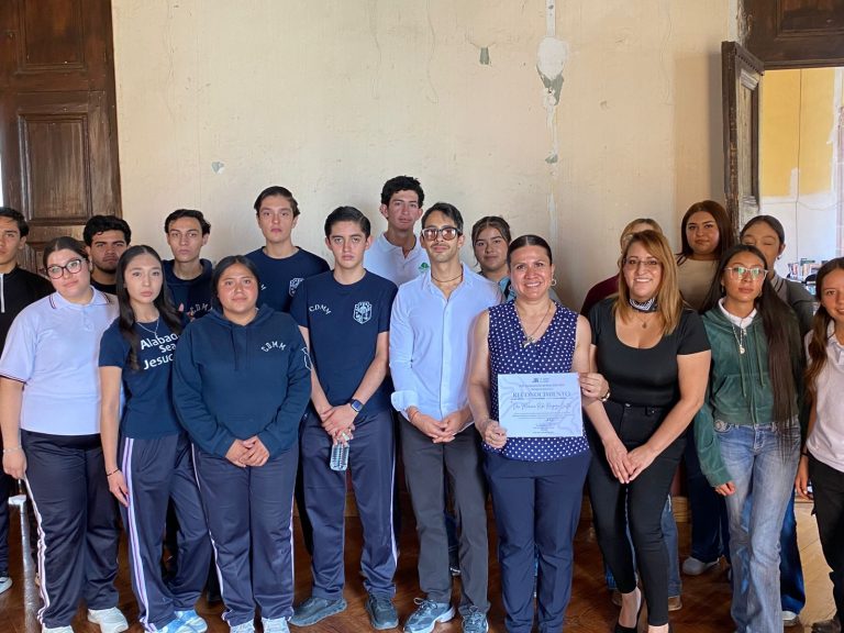 Capacitan a estudiantes jerezanos sobre cultura turística