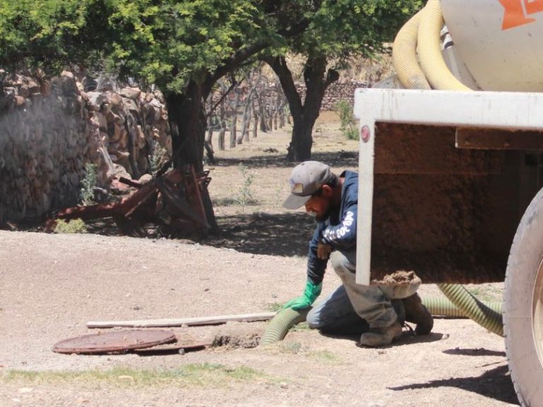 Realizan desazolve en fosas sépticas de comunidades