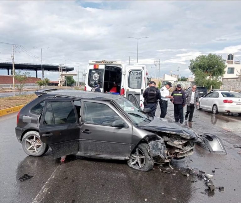 Choca su vehículo y resulta lesionado
