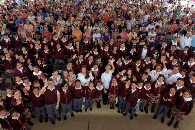 Abordan maestros de la CNTE a Sheinbaum en Aguascalientes