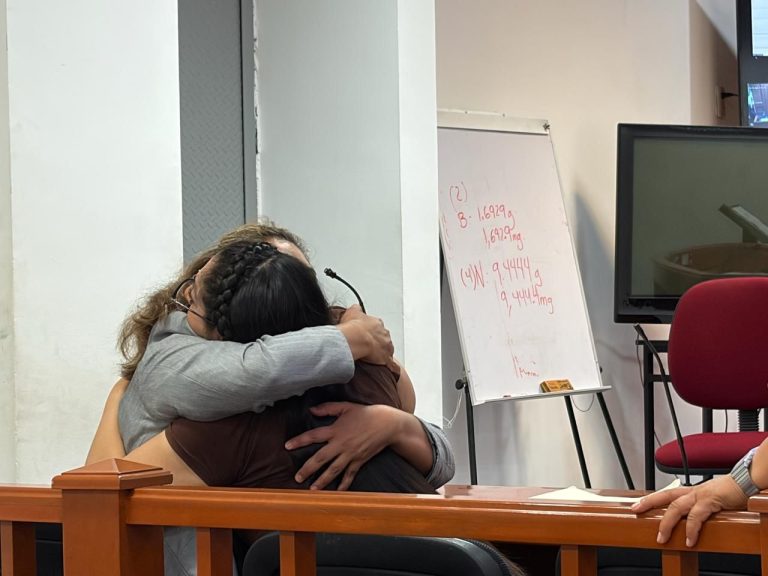 Absuelven a sobreviviente de tortura