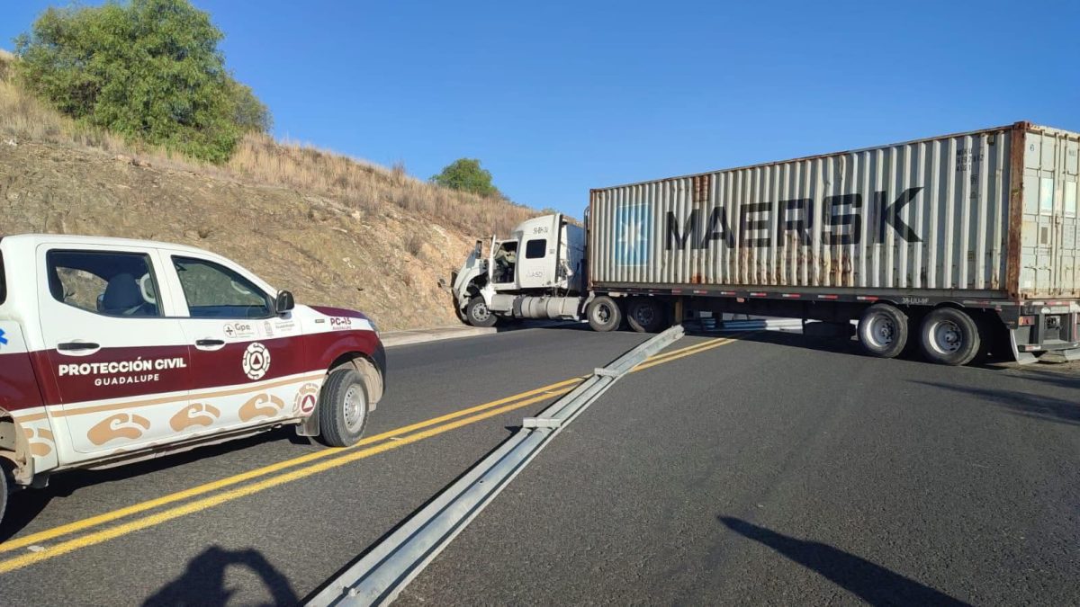 Conductor de camión de carga pierde el control y choca - NTR Zacatecas