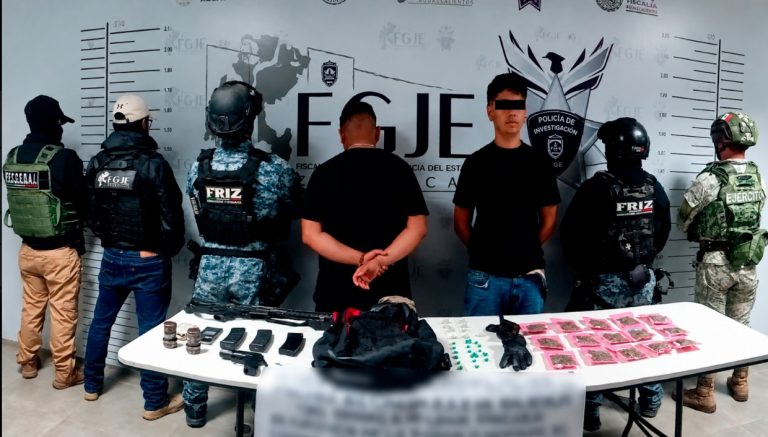 Capturan a dos; les aseguran armas, explosivos y droga