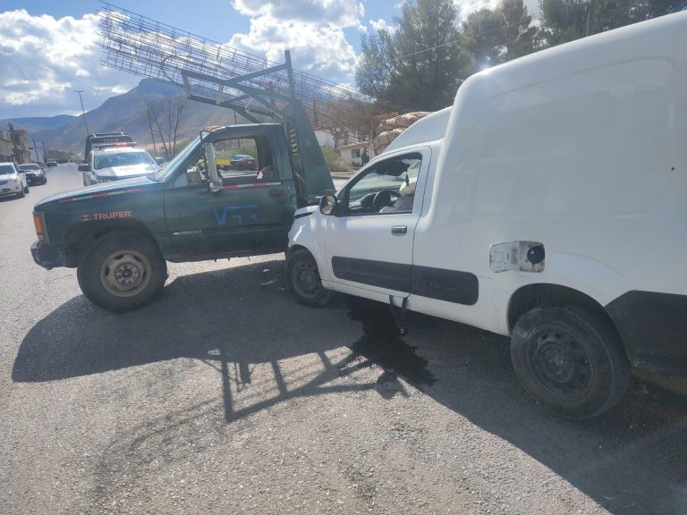 Choque entre dos camionetas deja una persona lesionada