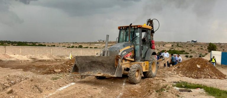 Constructora daña importante tubería de agua