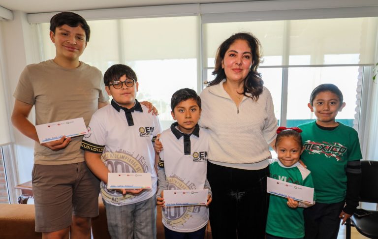 Entrega SEDIF apoyos económicos