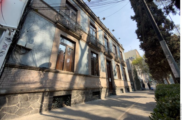 Convierten Casa del Poeta en cabaret