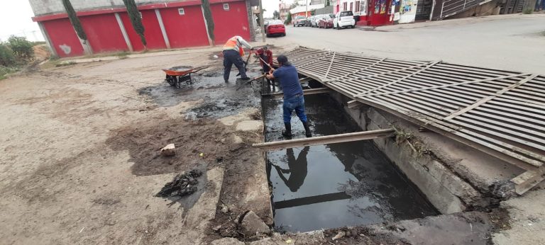 Limpian alcantarillas en Guadalupe