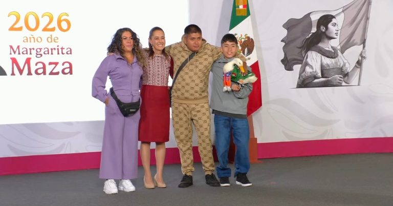 Llega pato ‘Merlín’ a la mañanera
