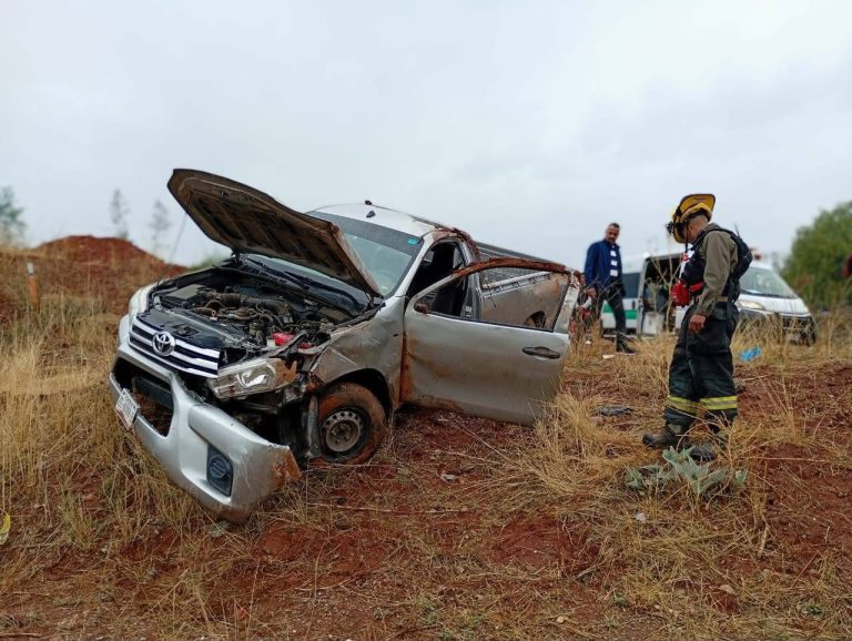 Se vuelca camioneta en La Pimienta