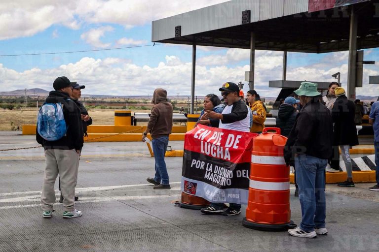 SNTE 34 toma casetas y realiza bloqueos