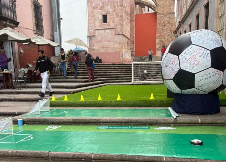 Viven la pasión del futbol en la Plazuela de la Caja