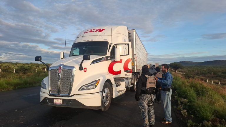 Se accidentan tractocamiones en federal 49