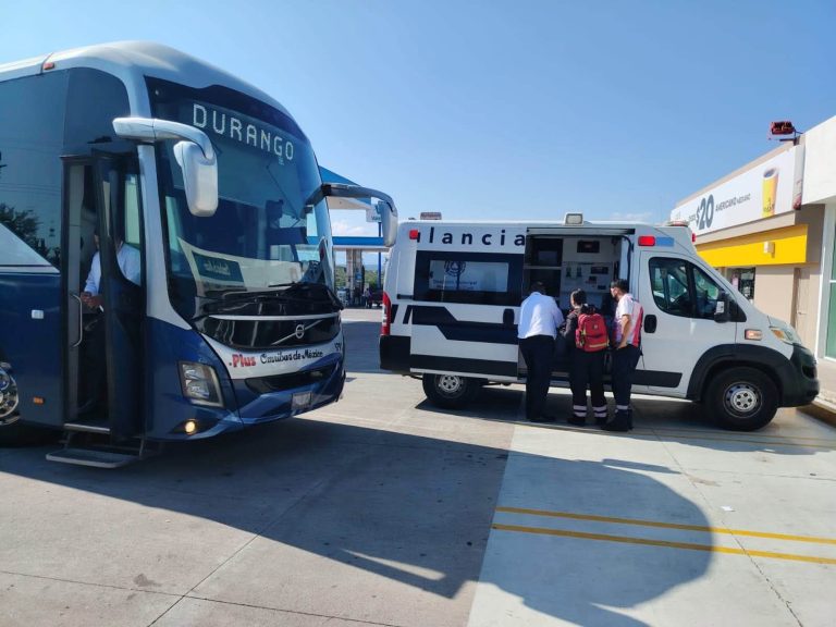 Atienden a joven tras caer al interior de un autobús