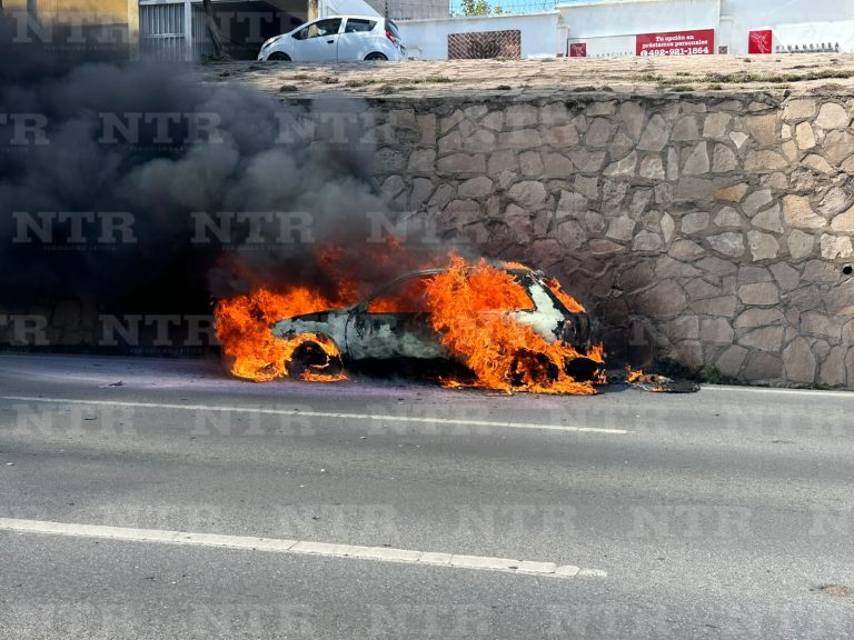 Se incendia auto en bulevar metropolitano