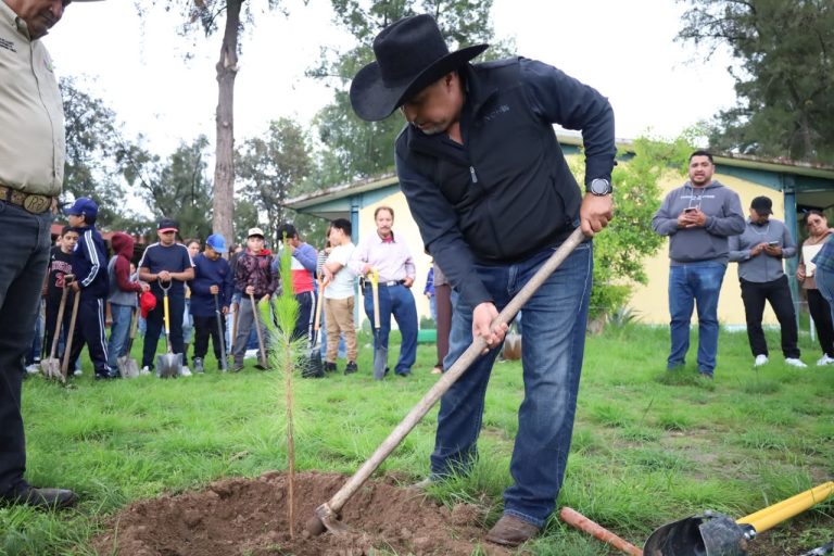 Continúa campaña de reforestación Plantando Mi Futuro