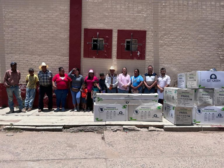 Entregan tinacos y calentadores en 14 municipios