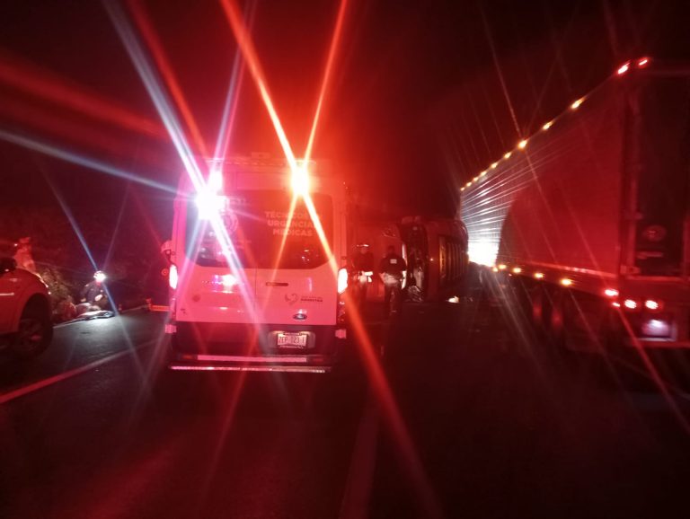 Volcadura de tractocamión deja una mujer lesionada
