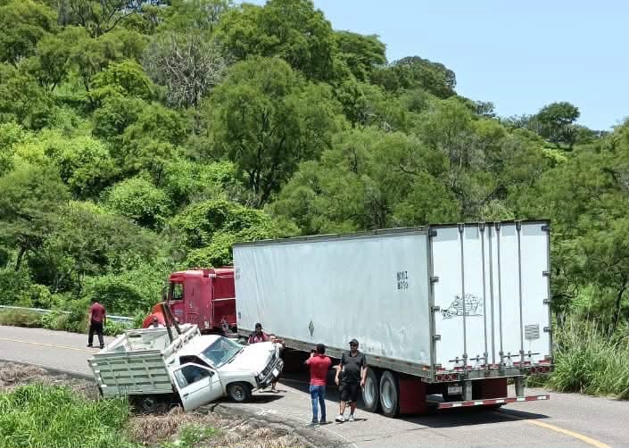 Chocan en carretera federal 54 cerca de Las Palmas