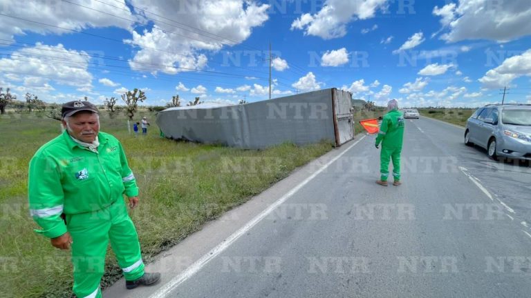 Vuelca camión de carga en entronque a San José de Lourdes