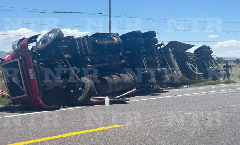 Vuelca tractocamión en la 45; no hay lesionados