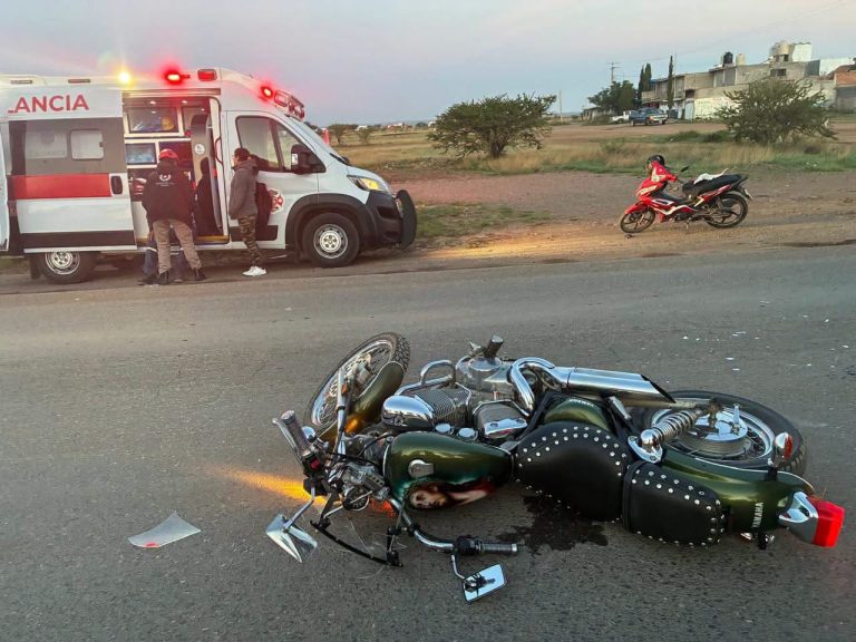 Muere mujer atropellada por un tráiler tras caer de su motocicleta