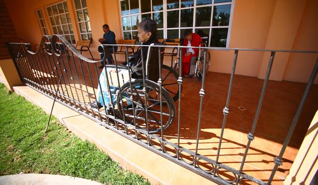 Preparan pastoral para atender a adultos mayores