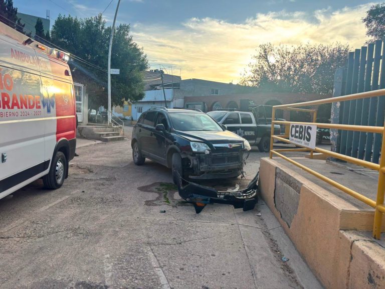 Camioneta se impacta contra muro del CEBIS