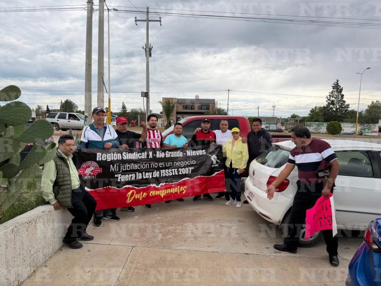 Docentes del SNTE se manifiestan en evento de CSP