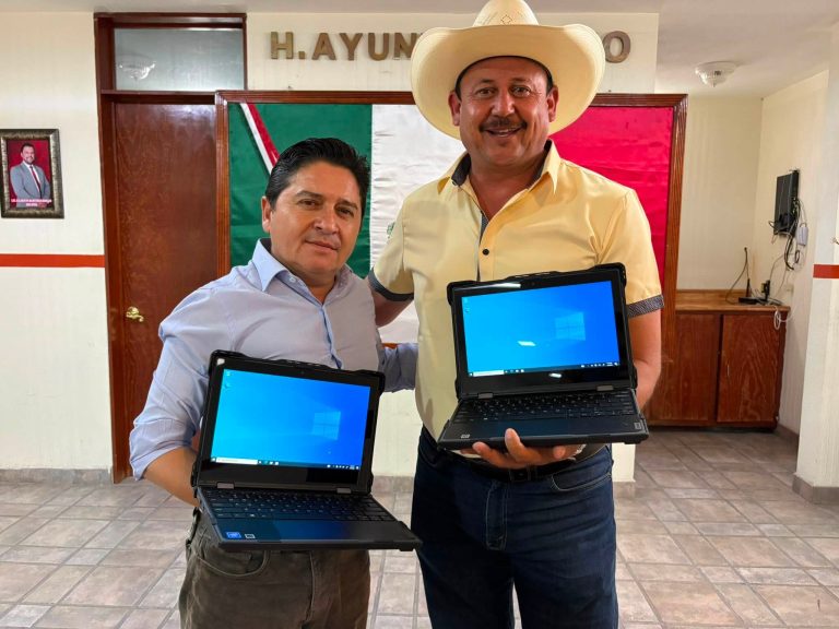 Migrantes otorgan 10 laptops a plantel EMSAD