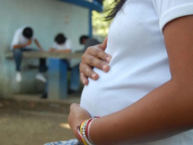 Se mantienen embarazos adolescentes