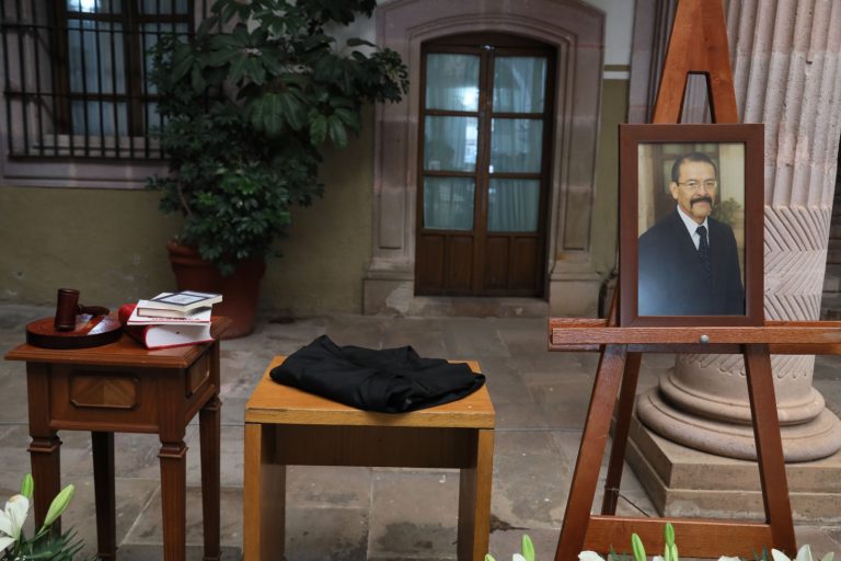 Rinden homenaje póstumo a magistrado en retiro