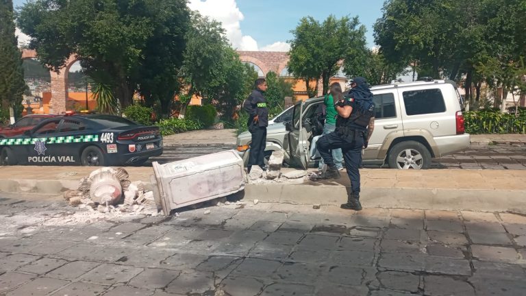 Choca menor contra camellón de la avenida González Ortega